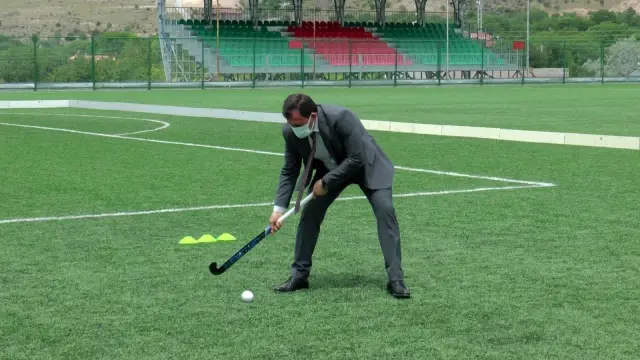 Kabakcı'dan çim hockeyi sporcularına ziyaret Kabakcı'dan çim hockeyi sporcularına ziyaret