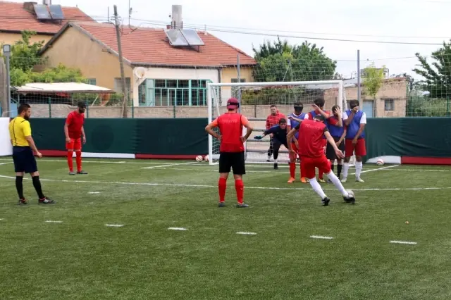 Kabakcı. Görme Engelliler Futbol Milli takımının antrenmanını izledi Kabakcı. Görme Engelliler Futbol Milli takımının antrenmanını izledi