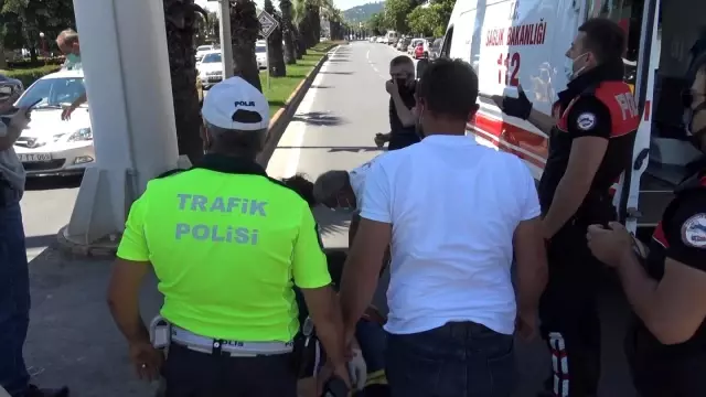 Kalabalığı uzaklaştırmaya çalışan polise 'Sen ne yapacaksın' diyerek tepki gösterdi Kalabalığı uzaklaştırmaya çalışan polise 'Sen ne yapacaksın' diyerek tepki gösterdi