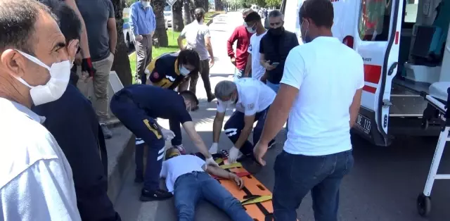 Kalabalığı uzaklaştırmaya çalışan polise 'Sen ne yapacaksın' diyerek tepki gösterdi Kalabalığı uzaklaştırmaya çalışan polise 'Sen ne yapacaksın' diyerek tepki gösterdi