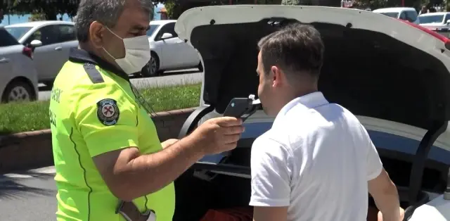 Kalabalığı uzaklaştırmaya çalışan polise 'Sen ne yapacaksın' diyerek tepki gösterdi Kalabalığı uzaklaştırmaya çalışan polise 'Sen ne yapacaksın' diyerek tepki gösterdi