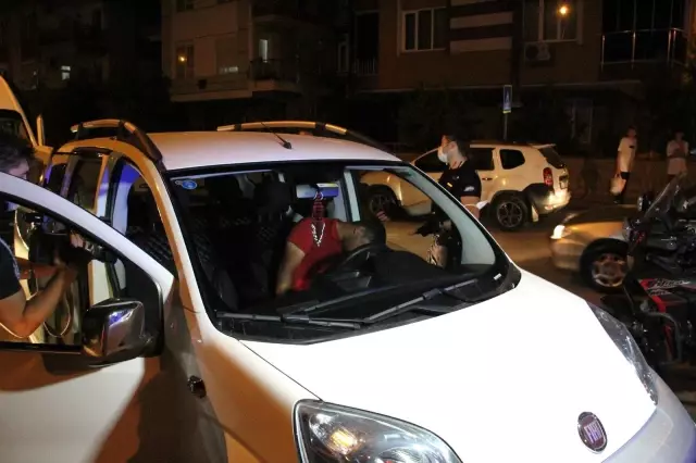 Kaldırımda sızan alkollü gençleri, kameraların ışıkları ayılttı Kaldırımda sızan alkollü gençleri, kameraların ışıkları ayılttı