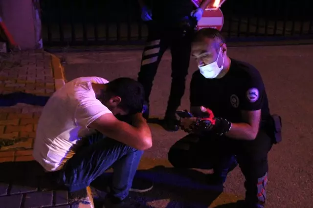 Kaldırımda sızan alkollü gençleri, kameraların ışıkları ayılttı Kaldırımda sızan alkollü gençleri, kameraların ışıkları ayılttı
