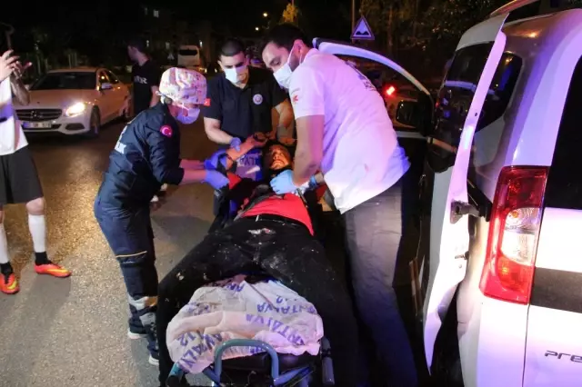 Kaldırımda sızan alkollü gençleri, kameraların ışıkları ayılttı Kaldırımda sızan alkollü gençleri, kameraların ışıkları ayılttı