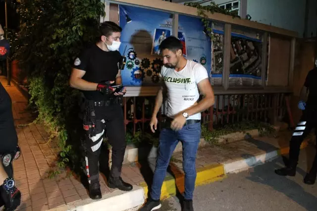 Kaldırımda sızan alkollü gençleri, kameraların ışıkları ayılttı Kaldırımda sızan alkollü gençleri, kameraların ışıkları ayılttı