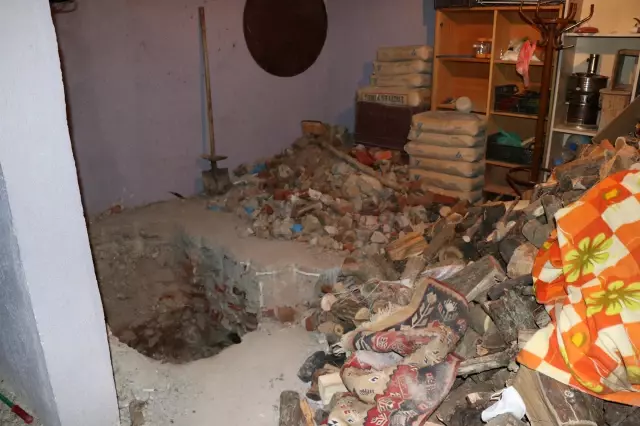 Kayıp iki kişinin cesedi bir evin tandırında gömülü bulundu Kayıp iki kişinin cesedi bir evin tandırında gömülü bulundu