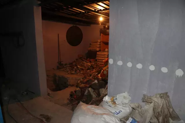 Kayıp iki kişinin cesedi bir evin tandırında gömülü bulundu Kayıp iki kişinin cesedi bir evin tandırında gömülü bulundu