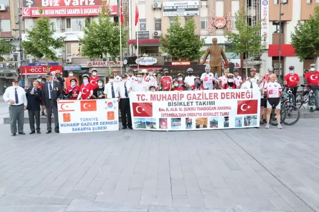 Kıbrıs Gazisi merhum Şükrü Tandoğan'ın anısına düzenlenen bisiklet turu ekibi Sakarya'ya ulaştı Kıbrıs Gazisi merhum Şükrü Tandoğan'ın anısına düzenlenen bisiklet turu ekibi Sakarya'ya ulaştı