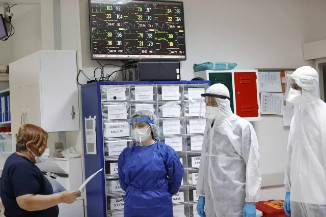 Kovid-19'u yenen hastadan, sağlık çalışanlarına duygulandıran mektup Kovid-19'u yenen hastadan, sağlık çalışanlarına duygulandıran mektup