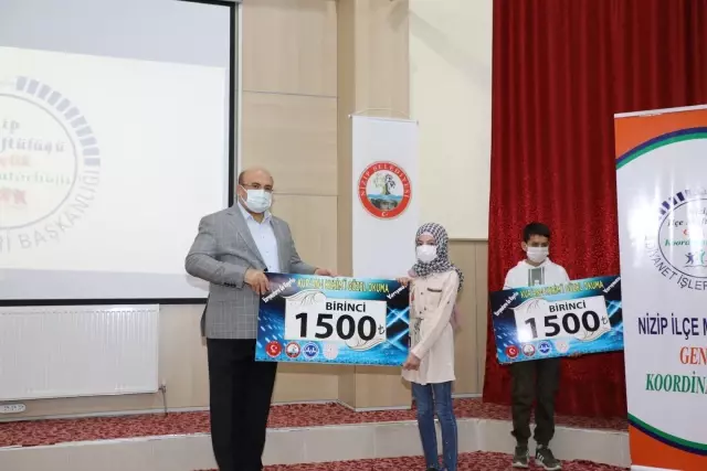 Kuran-ı Kerim'i güzel okuma yarışmasında dereceye girenler ödüllendirildi Kuran-ı Kerim'i güzel okuma yarışmasında dereceye girenler ödüllendirildi