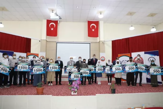Kuran-ı Kerim'i güzel okuma yarışmasında dereceye girenler ödüllendirildi Kuran-ı Kerim'i güzel okuma yarışmasında dereceye girenler ödüllendirildi