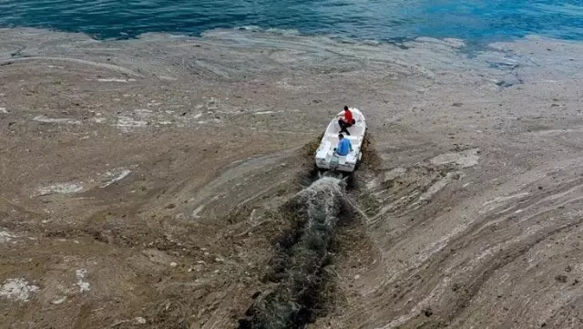 Marmara'yı esir alan deniz salyası için TBMM Araştırma Komisyonu kuruldu Marmara'yı esir alan deniz salyası için TBMM Araştırma Komisyonu kuruldu