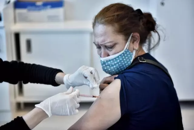 Mersin'de 45 yaş ve üzeri vatandaşlar Kovid-19'a karşı aşılanmaya başladı Mersin'de 45 yaş ve üzeri vatandaşlar Kovid-19'a karşı aşılanmaya başladı