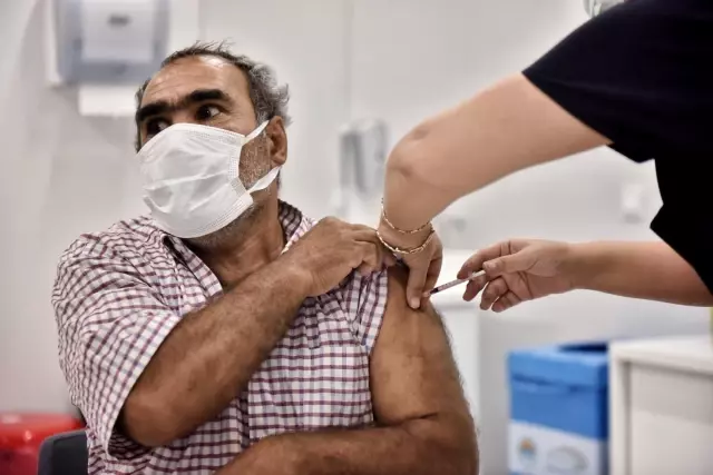 Mersin'de 45 yaş ve üzeri vatandaşlar Kovid-19'a karşı aşılanmaya başladı Mersin'de 45 yaş ve üzeri vatandaşlar Kovid-19'a karşı aşılanmaya başladı