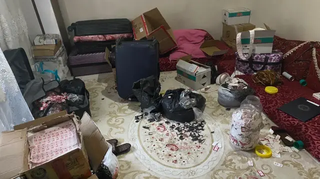 Mersin'de eski ürünlerden sökülen tütün ve makaron bandrolleri ele geçirildi Mersin'de eski ürünlerden sökülen tütün ve makaron bandrolleri ele geçirildi