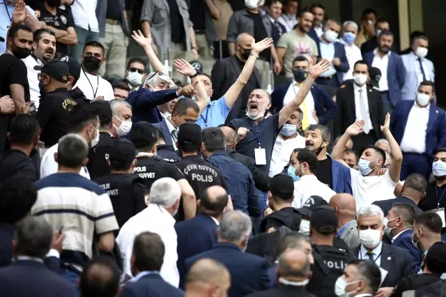 MKE Ankaragücü Olağan Genel Kurulu'nda başkan adayları Koca ve Akyüz açıklamalarda bulundu MKE Ankaragücü Olağan Genel Kurulu'nda başkan adayları Koca ve Akyüz açıklamalarda bulundu