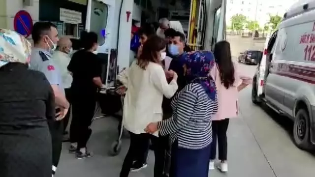 Otomobil devrildi: 3 yaralı Otomobil devrildi: 3 yaralı
