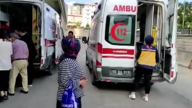 Otomobil devrildi: 3 yaralı Otomobil devrildi: 3 yaralı