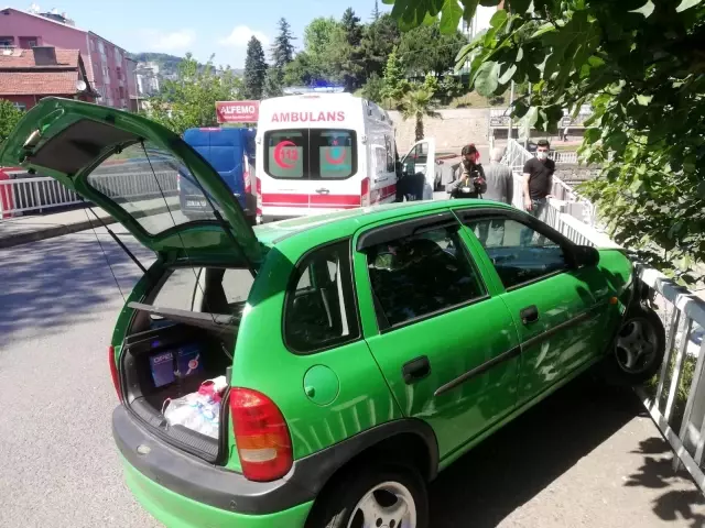 Otomobil köprü korkuluğuna çarptı Otomobil köprü korkuluğuna çarptı