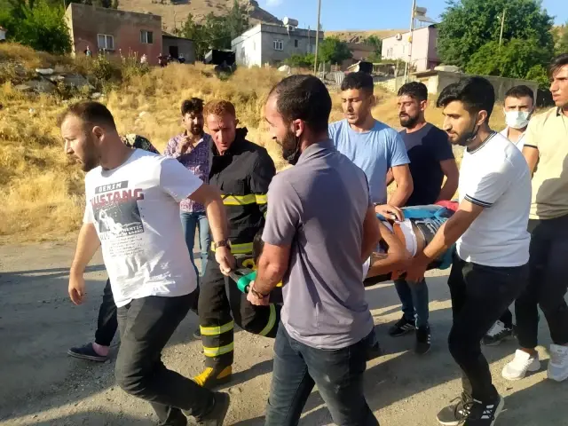 Siirt'te bir araç şarampole devrildi: 3 yaralı Siirt'te bir araç şarampole devrildi: 3 yaralı