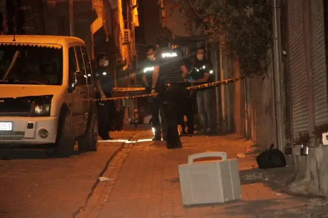 Şanlıurfa'da sivil araçtaki polislere silahlı saldırı Şanlıurfa'da sivil araçtaki polislere silahlı saldırı