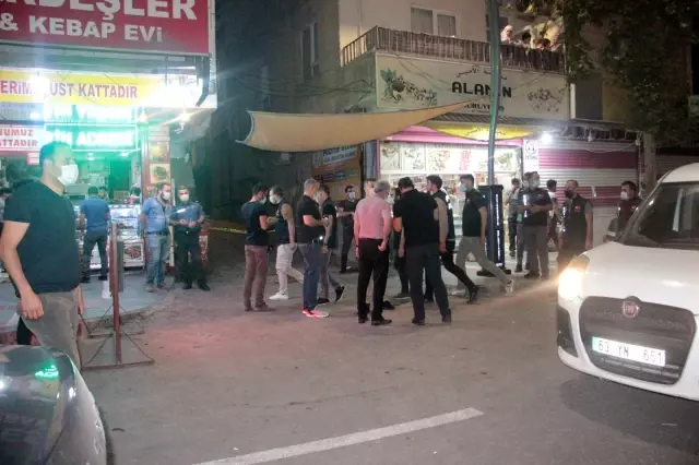 Şanlıurfa'da sivil araçtaki polislere silahlı saldırı Şanlıurfa'da sivil araçtaki polislere silahlı saldırı