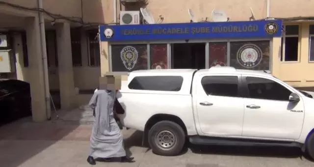 Şanlıurfa'da yakalanan DEAŞ'ın arabulucusu tutuklandı Şanlıurfa'da yakalanan DEAŞ'ın arabulucusu tutuklandı