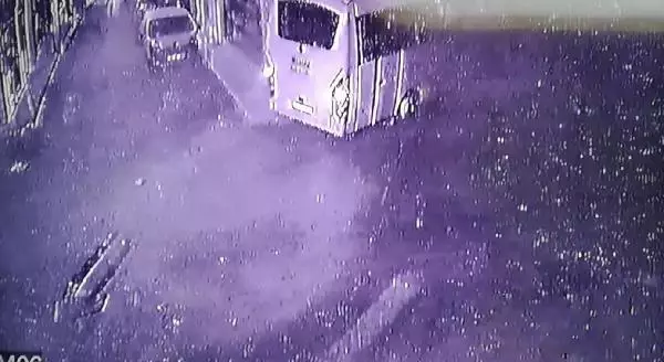 Son dakika haberleri! SERVİS MİDİBÜSÜNÜN MOBİLYA MAĞAZASINA GİRDİĞİ KAZA KAMERADA Son dakika haberleri! SERVİS MİDİBÜSÜNÜN MOBİLYA MAĞAZASINA GİRDİĞİ KAZA KAMERADA