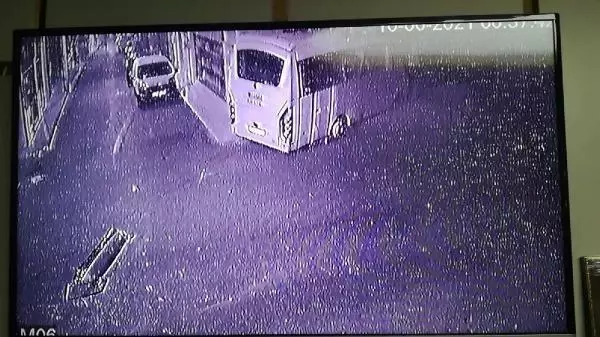 Son dakika haberleri! SERVİS MİDİBÜSÜNÜN MOBİLYA MAĞAZASINA GİRDİĞİ KAZA KAMERADA Son dakika haberleri! SERVİS MİDİBÜSÜNÜN MOBİLYA MAĞAZASINA GİRDİĞİ KAZA KAMERADA