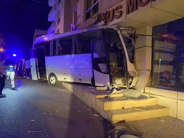 Son dakika haberleri! SERVİS MİDİBÜSÜNÜN MOBİLYA MAĞAZASINA GİRDİĞİ KAZA KAMERADA Son dakika haberleri! SERVİS MİDİBÜSÜNÜN MOBİLYA MAĞAZASINA GİRDİĞİ KAZA KAMERADA