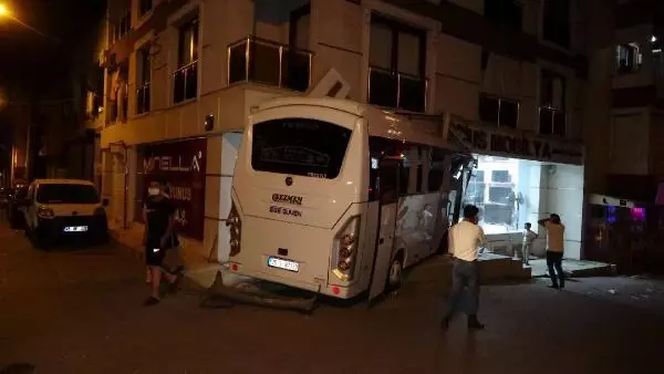 Son dakika haberleri! SERVİS MİDİBÜSÜNÜN MOBİLYA MAĞAZASINA GİRDİĞİ KAZA KAMERADA Son dakika haberleri! SERVİS MİDİBÜSÜNÜN MOBİLYA MAĞAZASINA GİRDİĞİ KAZA KAMERADA