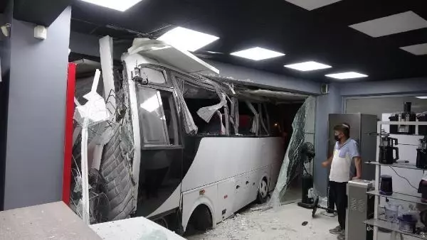 Son dakika haberleri! SERVİS MİDİBÜSÜNÜN MOBİLYA MAĞAZASINA GİRDİĞİ KAZA KAMERADA Son dakika haberleri! SERVİS MİDİBÜSÜNÜN MOBİLYA MAĞAZASINA GİRDİĞİ KAZA KAMERADA