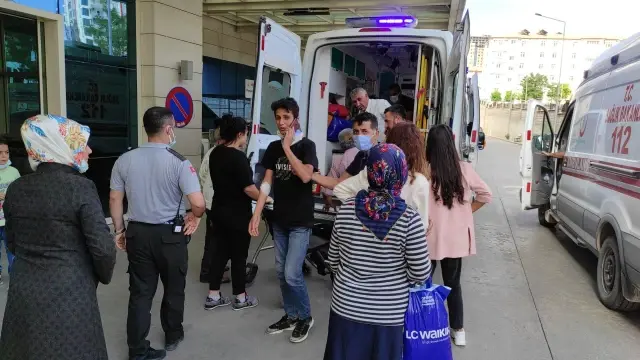 Otomobil devrildi: 3 yaralı Otomobil devrildi: 3 yaralı