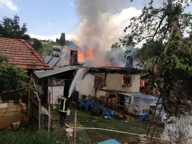 Simav'da yangın: 2 ev ve 1 samanlık kül oldu Simav'da yangın: 2 ev ve 1 samanlık kül oldu