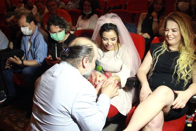 tiyatro salonunda oyuncudan surpriz evlilik 4 14190948 o
