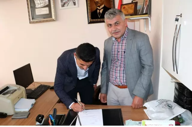 Türkiye'nin en genç muhtarı derneğe üye oldu Türkiye'nin en genç muhtarı derneğe üye oldu