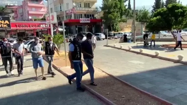 Son dakika haber: KAHRAMANMARAŞ UYUŞTURUCU SATICILARINA OPERASYONDA 4 KİŞİ TUTUKLANDI Son dakika haber: KAHRAMANMARAŞ UYUŞTURUCU SATICILARINA OPERASYONDA 4 KİŞİ TUTUKLANDI