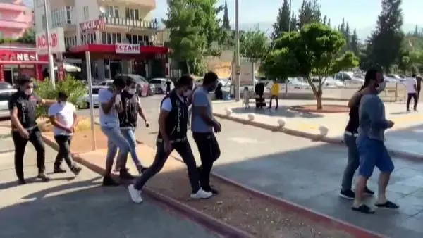 Son dakika haber: KAHRAMANMARAŞ UYUŞTURUCU SATICILARINA OPERASYONDA 4 KİŞİ TUTUKLANDI Son dakika haber: KAHRAMANMARAŞ UYUŞTURUCU SATICILARINA OPERASYONDA 4 KİŞİ TUTUKLANDI