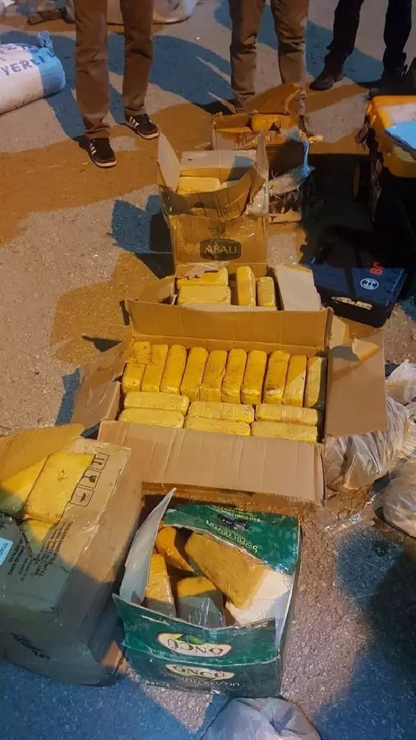 ÇORUM'DA UYUŞTURUCU TİCARETİNDE 3 SANIĞA 90 YIL HAPİS ÇORUM'DA UYUŞTURUCU TİCARETİNDE 3 SANIĞA 90 YIL HAPİS