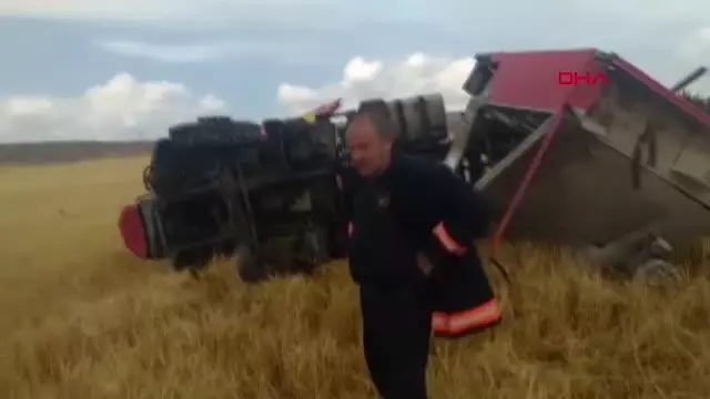 Yangına müdahaleye giden itfaiye aracı devrildi 3 yaralı