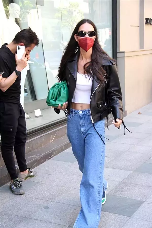 Yasemin'in ağzı kulaklarında Yasemin'in ağzı kulaklarında