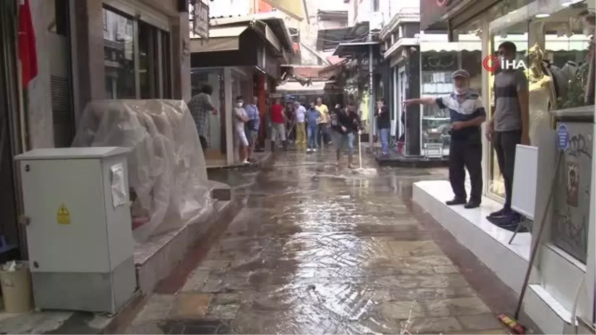 Yaz yağmuru Tarihi Kemeraltı Çarşısı'nı göle çevirdi