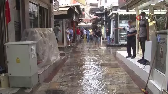 Yaz yağmuru Tarihi Kemeraltı Çarşısı'nı göle çevirdi Yaz yağmuru Tarihi Kemeraltı Çarşısı'nı göle çevirdi