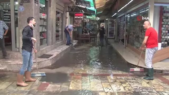 Yaz yağmuru Tarihi Kemeraltı Çarşısı'nı göle çevirdi Yaz yağmuru Tarihi Kemeraltı Çarşısı'nı göle çevirdi
