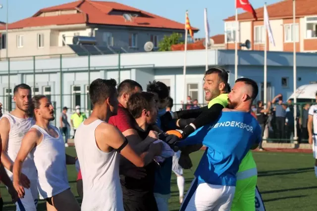 Yeşil saha boks ringine döndü Yeşil saha boks ringine döndü