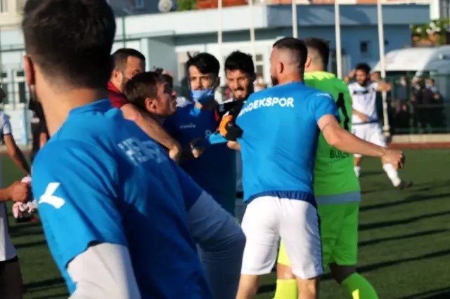 Yeşil saha boks ringine döndü Yeşil saha boks ringine döndü