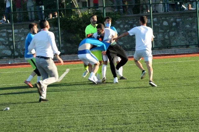 Yeşil saha boks ringine döndü Yeşil saha boks ringine döndü