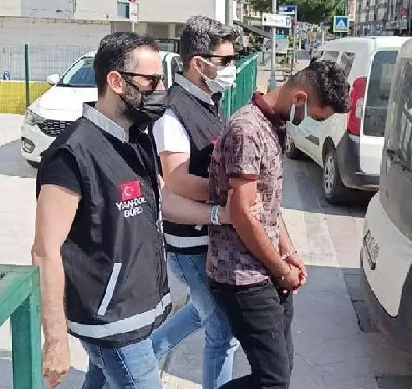 1 milyon 300 bin lira dolandıran 2 şüpheli yakalandı 1 milyon 300 bin lira dolandıran 2 şüpheli yakalandı