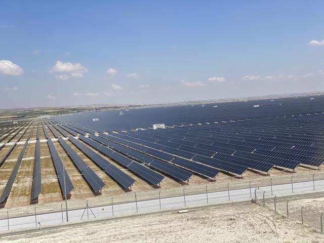 2 milyon kişinin ihtiyacını karşılayacak Türkiye'nin en büyük güneş enerji santralinin temeli atıldı 2 milyon kişinin ihtiyacını karşılayacak Türkiye'nin en büyük güneş enerji santralinin temeli atıldı