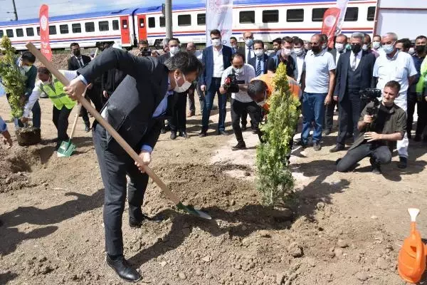 Sivas-Malatya arasındaki Demiriz Tren İstasyonunda şehit edilen 8 kişi törenle anıldı Sivas-Malatya arasındaki Demiriz Tren İstasyonunda şehit edilen 8 kişi törenle anıldı